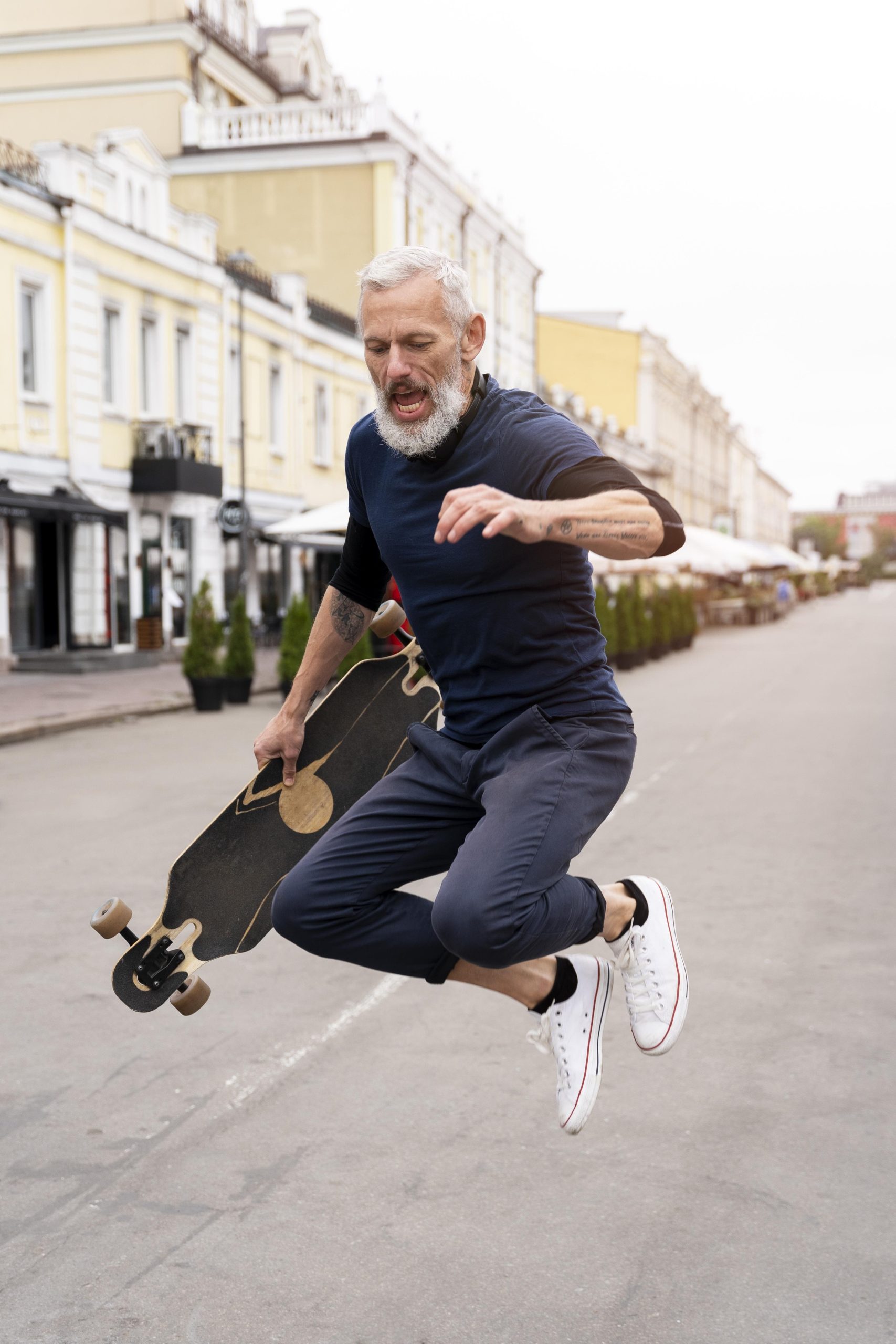 vieil homme saute skateboard