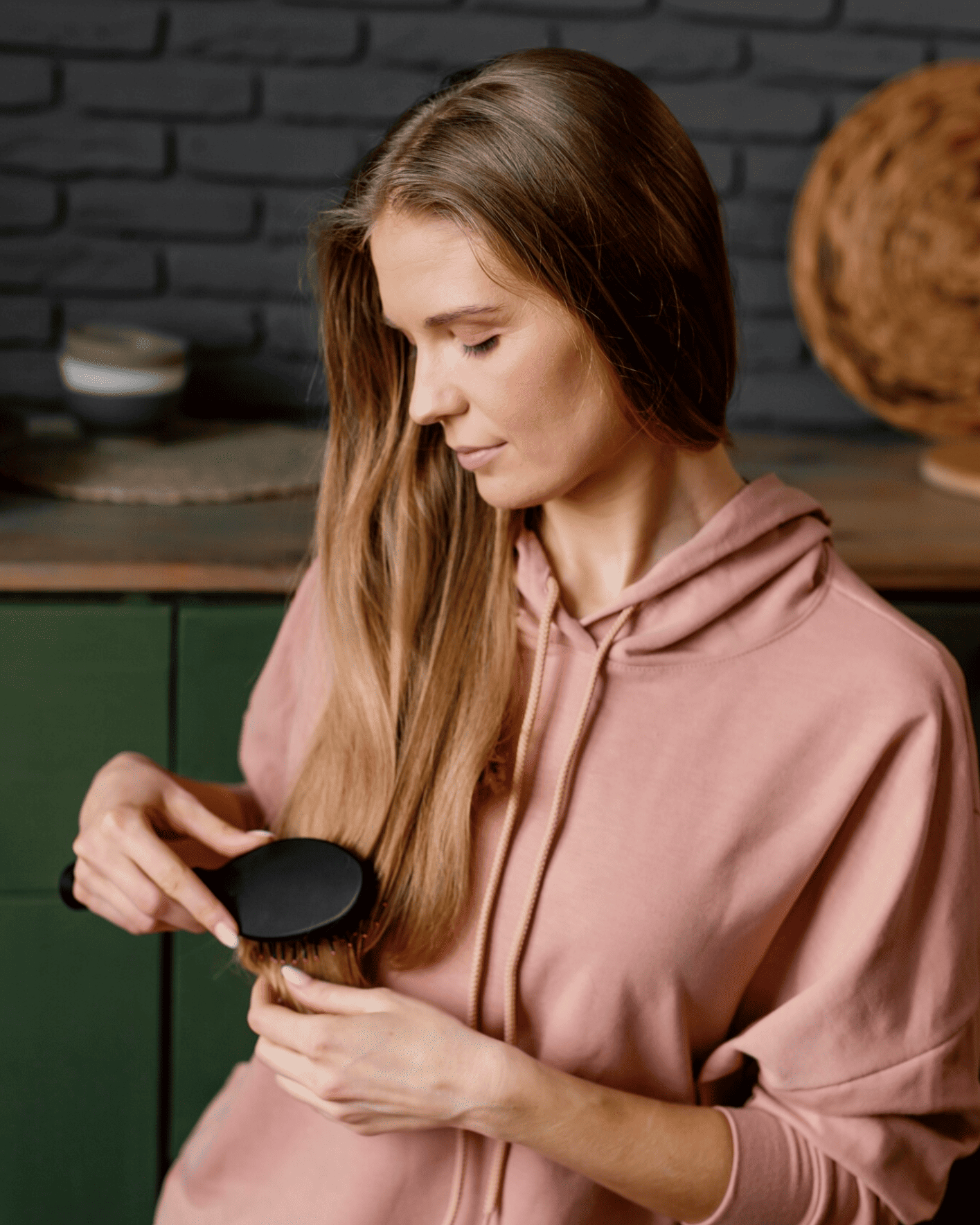femme brosse ses cheveux (1)