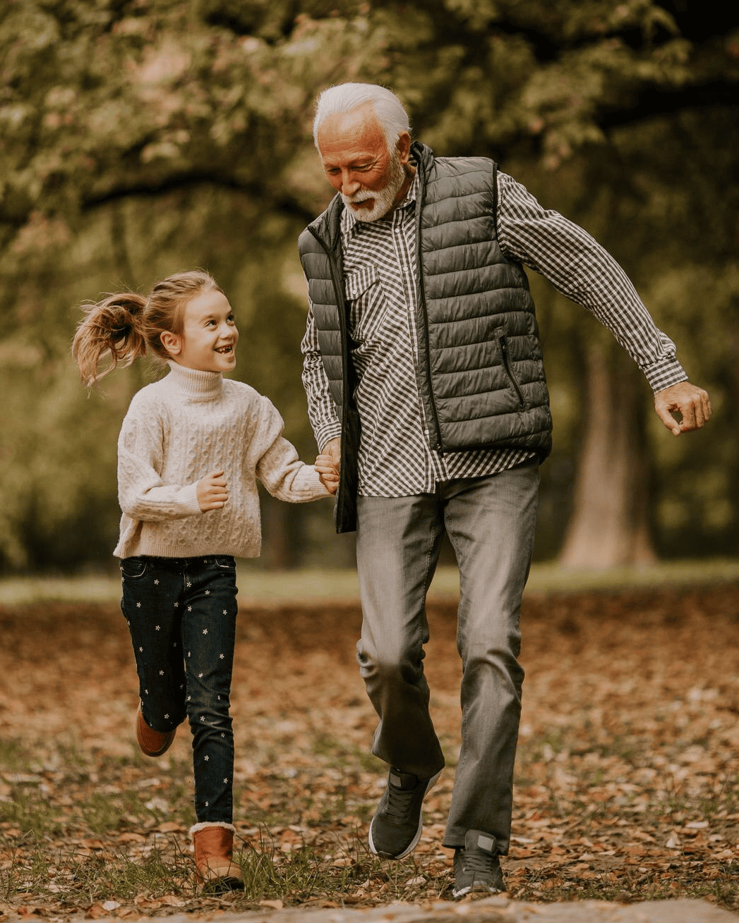 grand père et sa petite fille forêt (1)