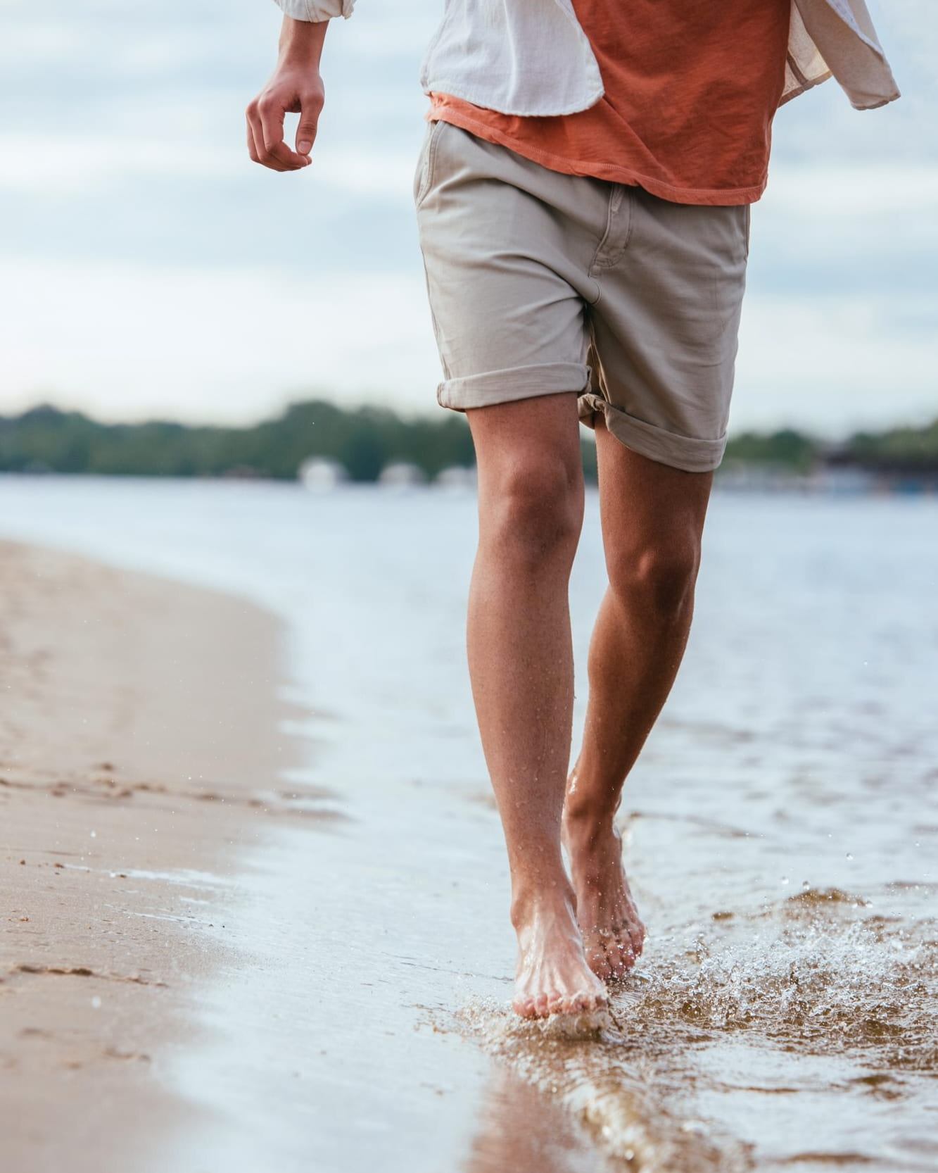homme marche pied nu dans l'eau (1)